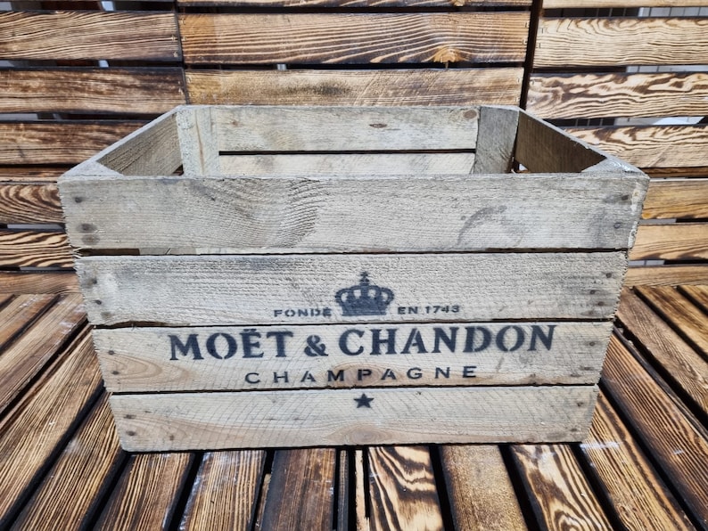 以下が含まれることがあります： Mo&euml;t & Chandonのロゴと「Fond&eacute;e en 1743 Champagne」の文字が書かれた、ビンテージの木製箱です。