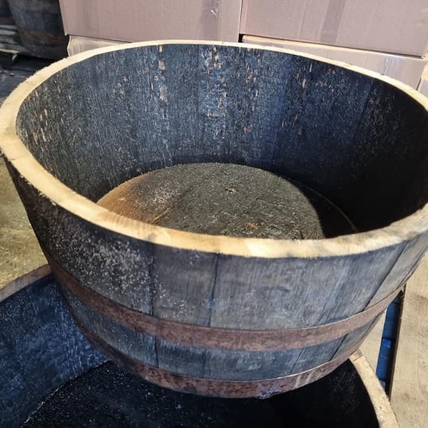 Pot de fleurs WHISKY OAK BARREL de 30 à 35 cm de haut, demi-tonneaux en bois idéaux pour le jardin