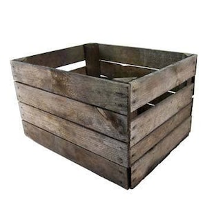 Könnte beinhalten: Eine rustikale Holzkiste mit einer verwitterten braunen Oberfläche. Die Kiste hat eine rechteckige Form mit einem leicht erhöhten Boden und einer offenen Oberseite. Sie ist aus dicken Holzbrettern gefertigt, die mit Nägeln und Schrauben zusammengehalten werden. Die Kiste hat eine natürliche Holzmaserung und weist Gebrauchsspuren auf.