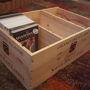 Boîte à vin française en bois de récupération avec séparateurs/étagères - Présentoir pour produits d&#39;exposition sur une devanture de magasin/un étal de marché