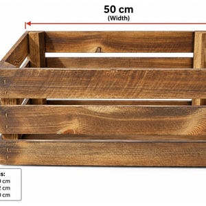 Może przedstawiać: Prostokątna brązowa drewniana skrzynka z poziomymi listwami i widocznym usłojeniem drewna. Skrzynka ma wymiary 50 cm szerokości, 22 cm wysokości i 40 cm głębokości, co wskazano za pomocą czerwonych strzałek i etykiet tekstowych na obrazie.