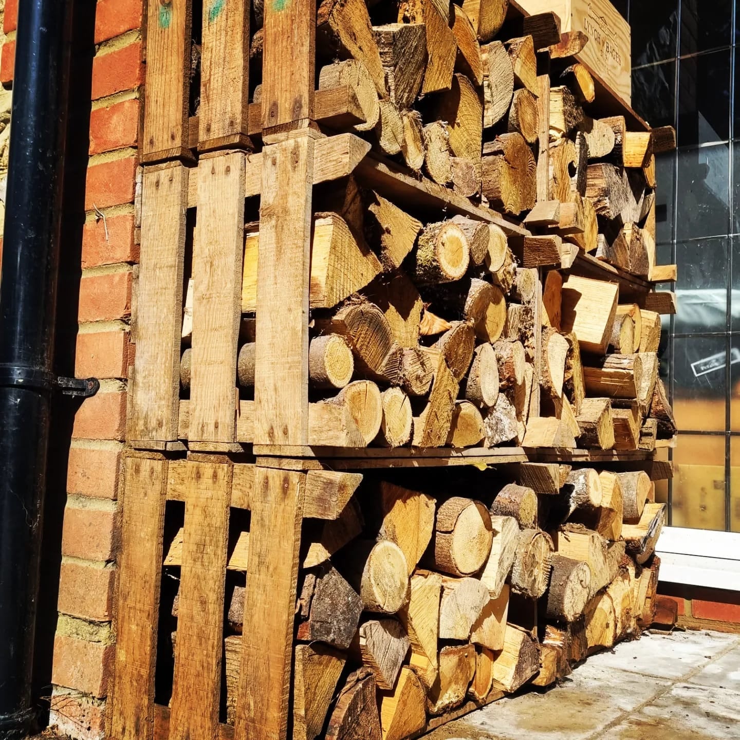 Einstellbare Holzracklänge basierend auf der Menge an Holz