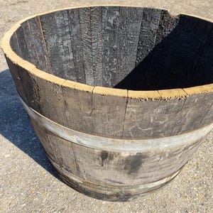 Può includere: Una tazza di ceramica bianca con manico nero e la scritta "But First, Coffee" in nero, in grassetto. La tazza è appoggiata su una superficie bianca. La tazza è alta circa 10 cm.