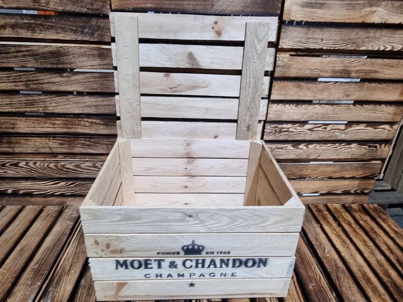 以下が含まれることがあります： Mo&euml;t & Chandonのロゴと「Fond&eacute;e en 1743 Champagne」の文字が書かれた、蝶番付きの蓋が付いた木製の箱です。