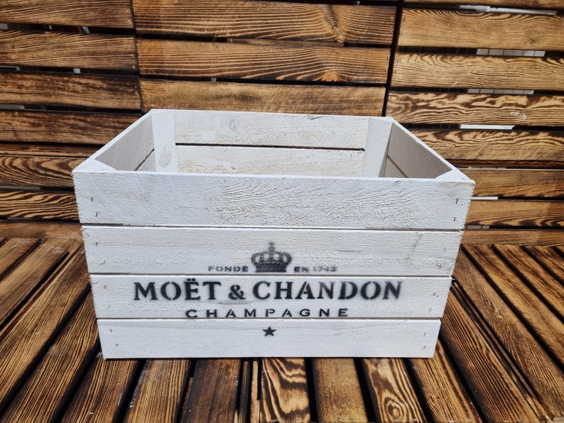 以下が含まれることがあります： 前面に「Mo&euml;t＆Chandon Champagne」と「Fond&eacute;e en 1743」の文字が印刷された白い木製の箱です。