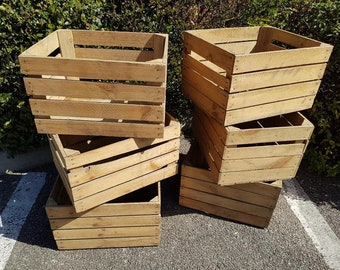Könnte beinhalten: Vier Holzkisten, die übereinander gestapelt sind. Die Kisten sind aus naturbelassenem Holz und haben einen rustikalen Look. Sie eignen sich perfekt für die Lagerung oder Präsentation.