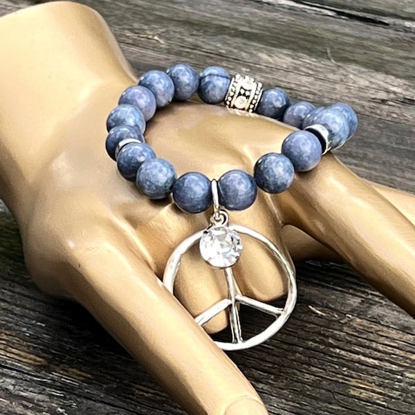 Bracelet de charme signe de paix sur perles bleues naturelles en jade Larimar