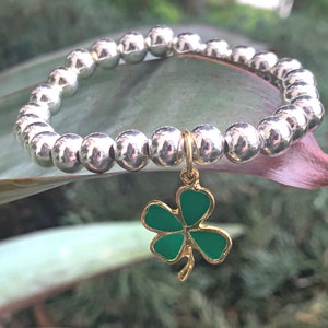 Klavertje vier bedelarmband: verguld groen emaille, zilveren kralen