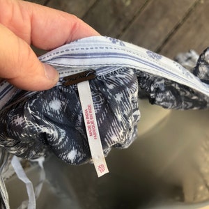 Puede incluir: Primer plano de una blusa estampada azul y blanca con una etiqueta que dice "Free People". La etiqueta tambi&eacute;n dice "Made in India" y "XS/TP". La blusa tiene un escote a rayas.