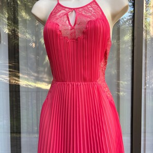 Puede incluir: Una taza de cer&aacute;mica blanca con un asa negra y el texto "But First, Coffee" en negrita negra. La taza se encuentra sobre un fondo neutro, resaltando su dise&ntilde;o sencillo.