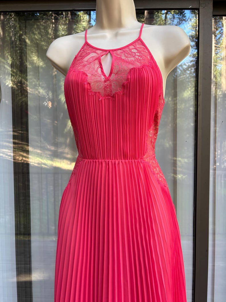 Puede incluir: Una taza de cer&aacute;mica blanca con un asa negra y el texto "But First, Coffee" en negrita negra. La taza se encuentra sobre un fondo neutro, resaltando su dise&ntilde;o sencillo.