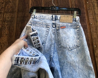 Distressed amazingly cute vintage Jordache size 9 high waisted acid washed denim jeans tapered with buttons at ankles 80s 90s 1980s 1990s