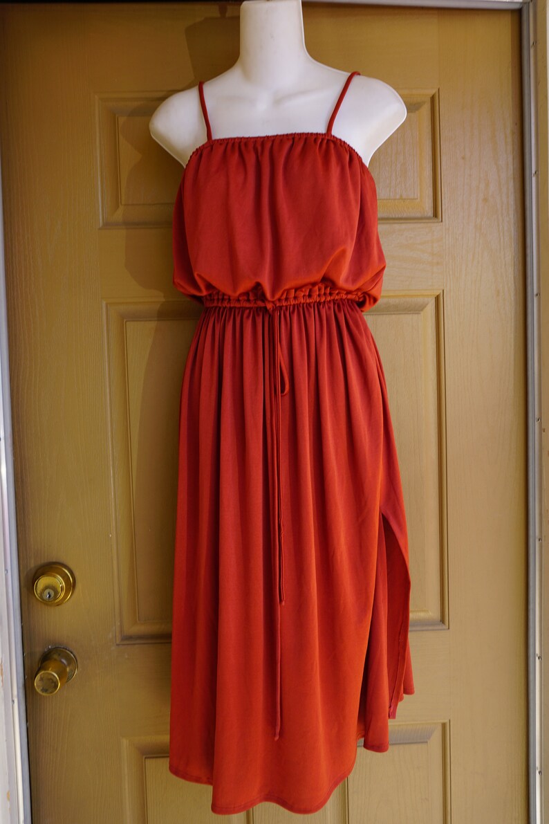 Short Vintage 1970s goddess dress size estimated small to medium 70s flattering tank caplet rusty orange