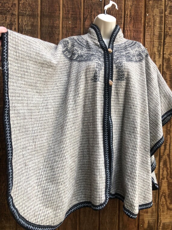 Vintage wool blanket poncho / cape / shawl jacket… - image 4