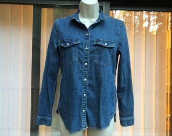 Blue pearl snap denim shirt size 8 Medium womens long sleeve