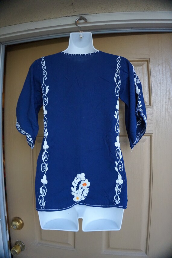 Vintage size small blouse with floral embroidery … - image 6