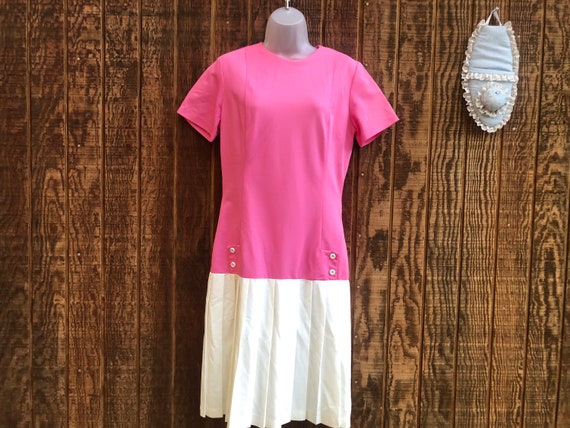 Vintage 1960s pink and white short mod dress with… - image 3