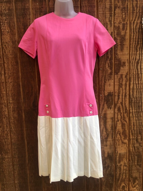 Vintage 1960s pink and white short mod dress with… - image 2