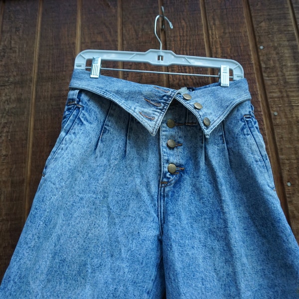 Amazingly cute vintage size 9 high waisted acid washed denim jeans tapered with buttons 1990s