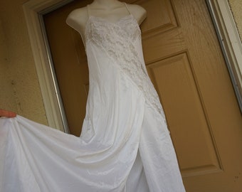 Vintage white maxi nightgown M Medium romantic lace Val Mode