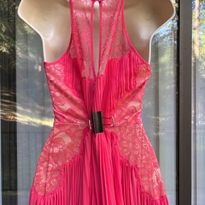 Puede incluir: Un juego de tres tazas de cer&aacute;mica con un acabado moteado y mate. Cada taza presenta un color diferente: azul claro, crema y gris. Las tazas tienen un dise&ntilde;o simple y moderno, ideal para caf&eacute; o t&eacute;.