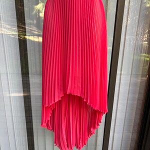 Puede incluir: Una taza de cer&aacute;mica blanca con asa negra y el texto "But First, Coffee" en negrita negra. La taza se destaca sobre un fondo borroso, resaltando su dise&ntilde;o limpio.