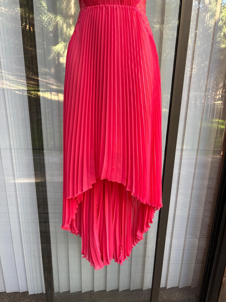 Puede incluir: Una taza de cer&aacute;mica blanca con asa negra y el texto "But First, Coffee" en negrita negra. La taza se destaca sobre un fondo borroso, resaltando su dise&ntilde;o limpio.