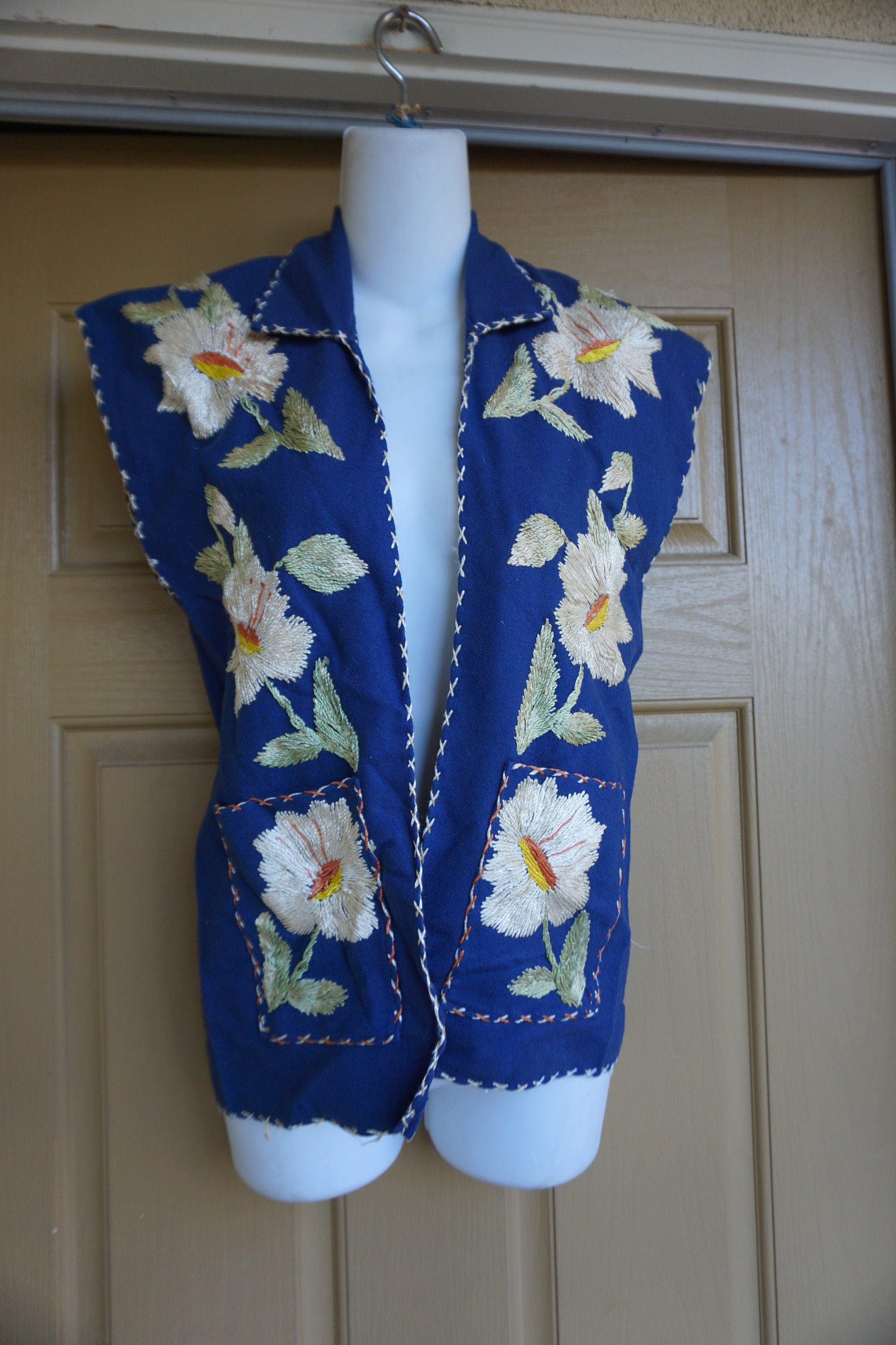 Vintage size Medium vest with floral embroidery 70s 1970s Etsy