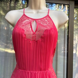 Vestido rosa BCBG talla 2 pequeña, superposición transparente asimétrica, dobladillo con forma de mordisco de tiburón. imagen 6