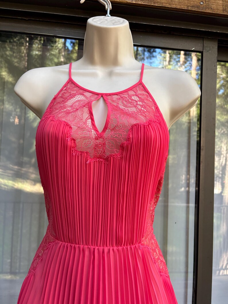 Vestido rosa BCBG talla 2 pequeña, superposición transparente asimétrica, dobladillo con forma de mordisco de tiburón. imagen 6