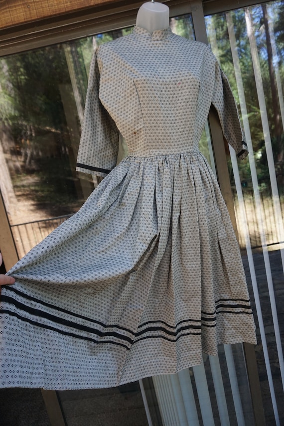 DAMAGED Vintage 1950s size medium dress mid centur