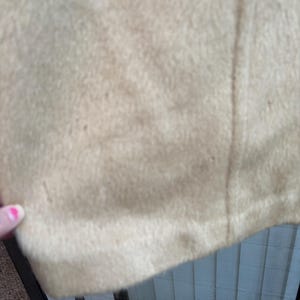 Może przedstawiać: Zestaw trzech ceramicznych kubk&oacute;w z nakrapianym, matowym wykończeniem. Kubki są w odcieniach kremu, jasnoszarym i ciemnoszarym. Każdy kubek ma prosty, minimalistyczny design.