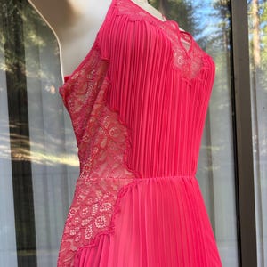 Vestido rosa BCBG talla 2 pequeña, superposición transparente asimétrica, dobladillo con forma de mordisco de tiburón. imagen 7