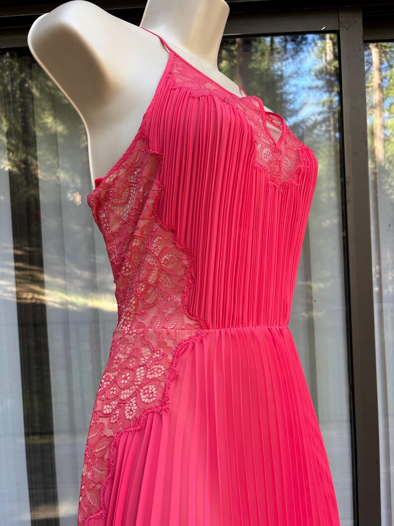 Vestido rosa BCBG talla 2 pequeña, superposición transparente asimétrica, dobladillo con forma de mordisco de tiburón. imagen 7