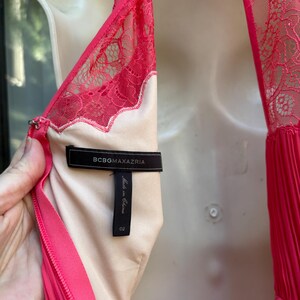 Vestido rosa BCBG talla 2 pequeña, superposición transparente asimétrica, dobladillo con forma de mordisco de tiburón. imagen 12