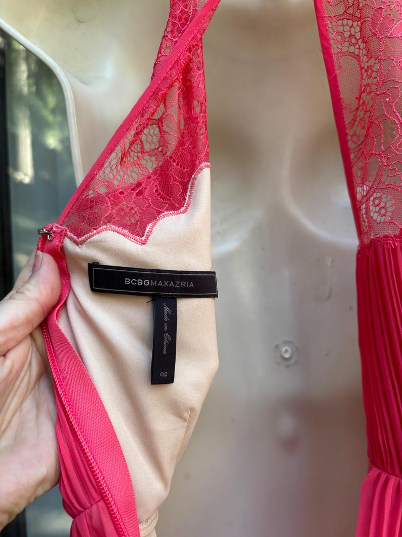 Vestido rosa BCBG talla 2 pequeña, superposición transparente asimétrica, dobladillo con forma de mordisco de tiburón. imagen 12
