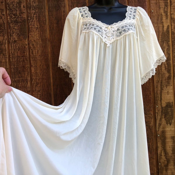 Vintage loose fit nightgown size medium by Bali Studio Collection