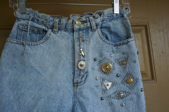 DISTRESSED Vintage high waisted size 5 but fits m… - image 3
