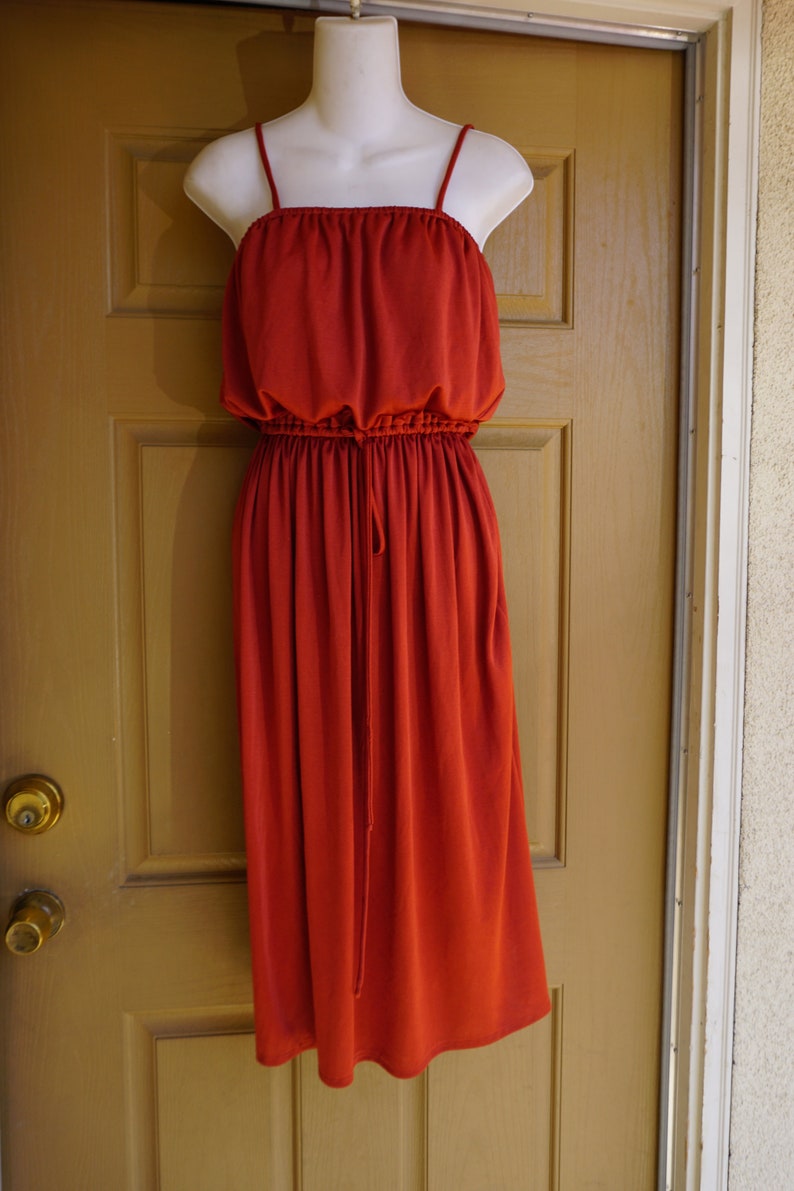 Short Vintage 1970s goddess dress size estimated small to medium 70s flattering tank caplet rusty orange