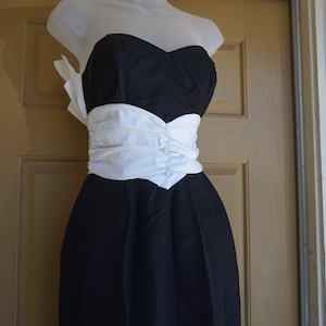 Size 6 strapless party dress 80s 1980s Jessica McClintock sweetheart neckline boned black and white ruffle back maxi gown