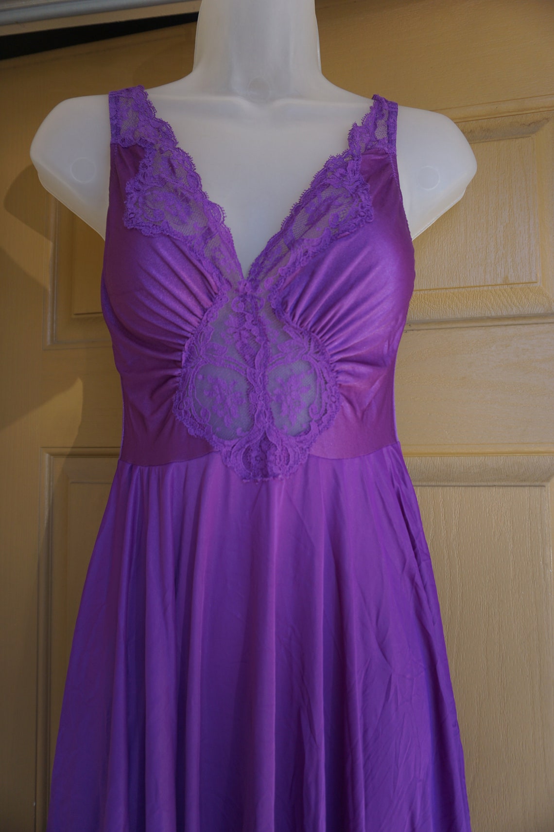 Vintage purple maxi nightgown M Medium romantic lace Olga | Etsy