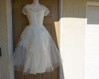 Lace and tulle 1950s wedding dress with back metal zipper size small 5 50s a