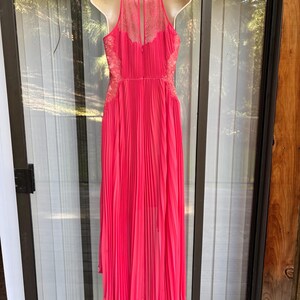 Vestido rosa BCBG talla 2 pequeña, superposición transparente asimétrica, dobladillo con forma de mordisco de tiburón. imagen 10