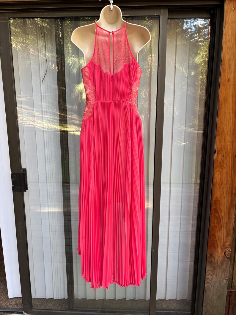 Vestido rosa BCBG talla 2 pequeña, superposición transparente asimétrica, dobladillo con forma de mordisco de tiburón. imagen 10