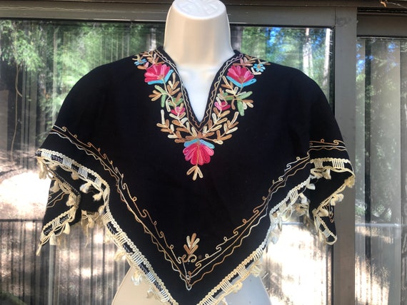 Beautiful embroidered Vintage cape with fringe sh… - image 2