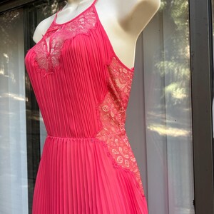 Puede incluir: Una taza de cer&aacute;mica blanca con un asa negra y el texto "But First, Coffee" en negro, con una fuente de estilo manuscrito. La taza est&aacute; sobre una superficie blanca.