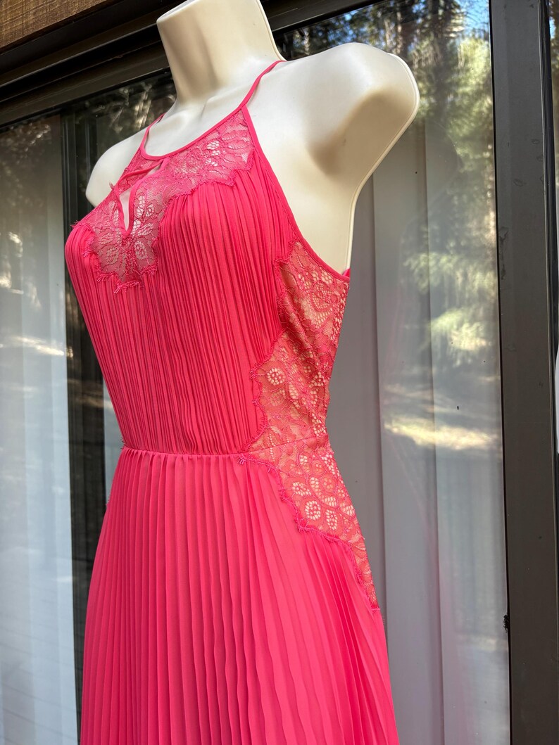 Puede incluir: Una taza de cer&aacute;mica blanca con un asa negra y el texto "But First, Coffee" en negro, con una fuente de estilo manuscrito. La taza est&aacute; sobre una superficie blanca.