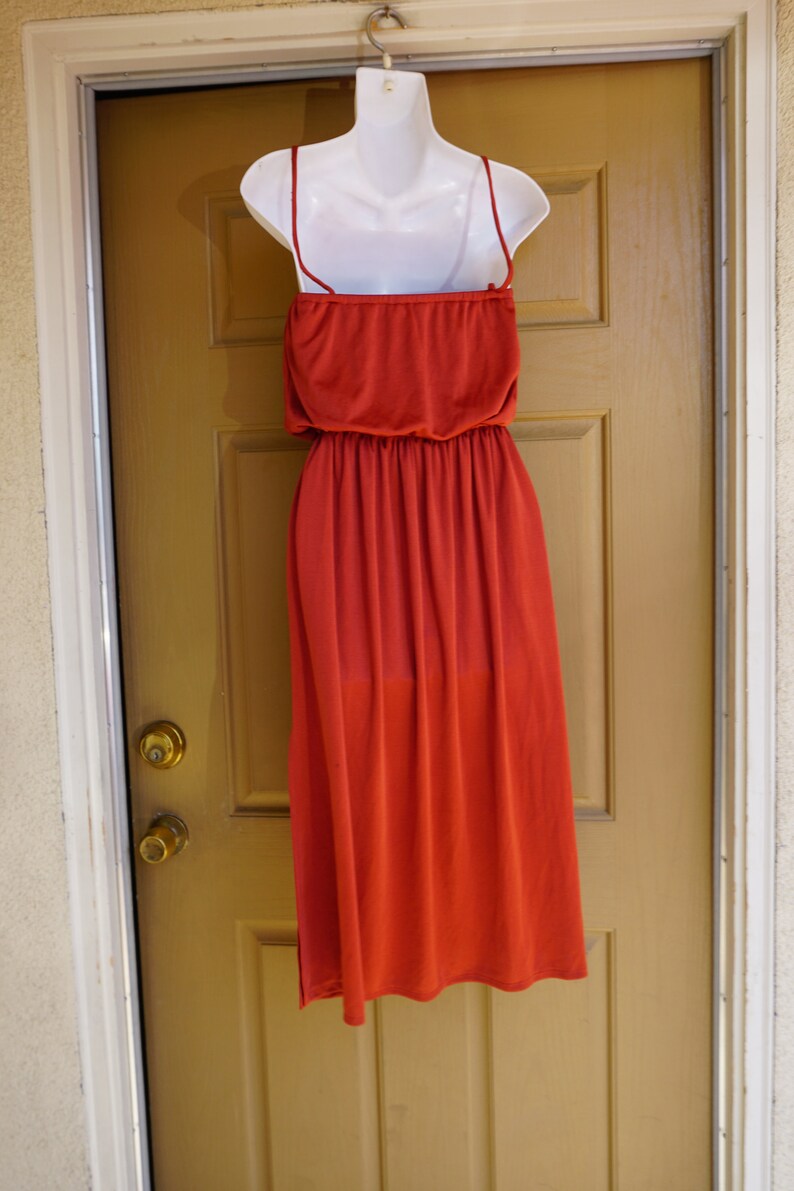 Short Vintage 1970s goddess dress size estimated small to medium 70s flattering tank caplet rusty orange