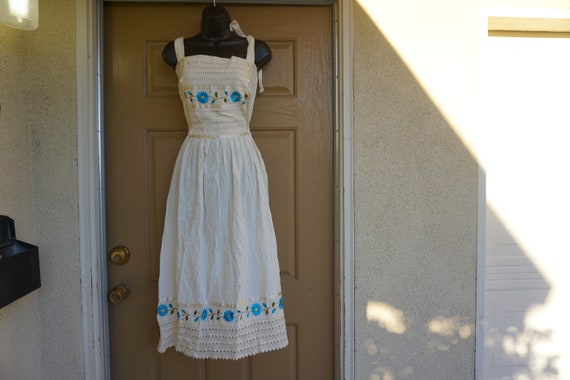 Vintage medium dress ethnic mexican floral embroid