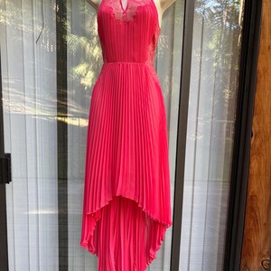 Puede incluir: Un juego de tres tazas de cer&aacute;mica con un acabado mate moteado. Las tazas son de color crema, gris claro y gris oscuro. Cada taza tiene un dise&ntilde;o simple y minimalista y un asa redondeada.